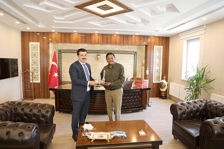 BÜYÜKELÇİ SANJAY PANDA’DAN KAYMAKAM ÖZTÜRK’E ZİYARET