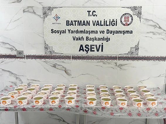 AŞEVİNDE AŞURE DAĞITIMI YAPILDI