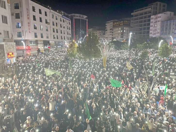 BATMAN’DA BİNLERCE KİŞİ SOKAKLARA DÖKÜLDÜ