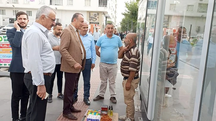 CHP’Lİ YAŞAR, SOKAK SOKAK GEZİYOR