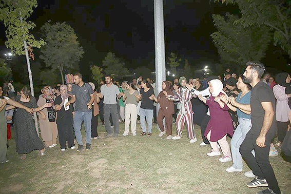 HALK KONSERİNDE KONUŞAN EŞ BAŞKANLAR “DİLİMİZE SAHİP ÇIKACAĞIZ”