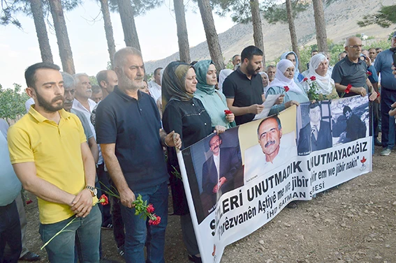 MAYIN KURBANLARI MEZARLARI BAŞINDA ANILDI