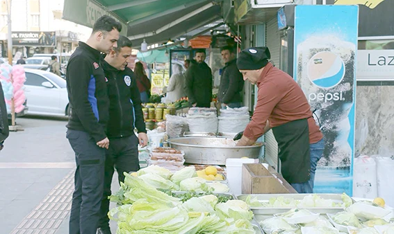 ZABITA ÇİĞKÖFTE TEZGÂHLARINI KONTROL EDİYOR