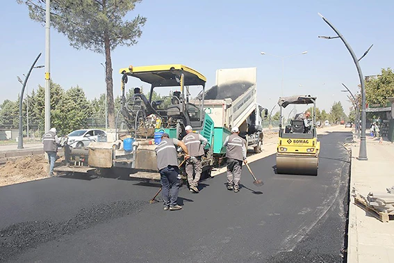 SICAK ASFALT SERİM ÇALIŞMASI ARALIKSIZ SÜRÜYOR