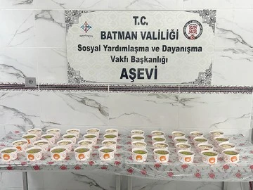 AŞEVİNDE AŞURE DAĞITIMI YAPILDI