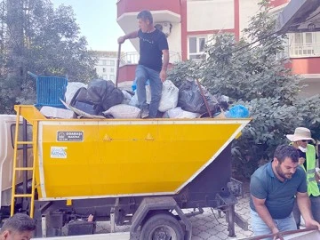 ÇÖP EV’DEN 20 TON ATIK ÇIKARILDI