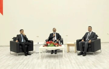 DIŞ POLİTİKADA GÜNCEL MEYDAN OKUMALAR KONULU SÖYLEŞİ DÜZENLENDİ