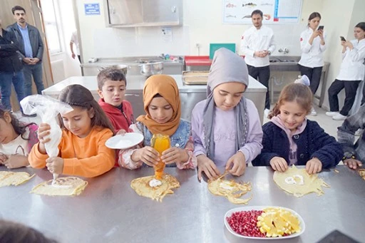 İLKOKUL ÖĞRENCİLERİNE AŞÇILIK DENEYİMİ