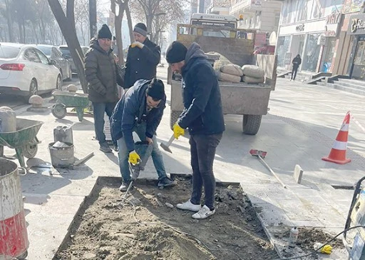 BELEDİYE’DEN 15 BİN METREKARELİK PARKE YAMA ÇALIŞMASI