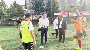 SAĞLIK İŞÇİLERİ FUTBOL TURNUVASINDA TER DÖKÜYOR